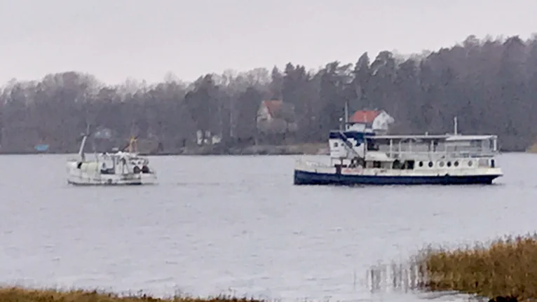 Det var vid 09:30 som Rolf Hamilton såg Skeppet bogseras i väg när han tittade ut genom ett fönster i sitt hem i närheten av Flottsund. När bilden togs hade fartyget nyligen lämnat Fyrisån och kommit ut i Ekoln.