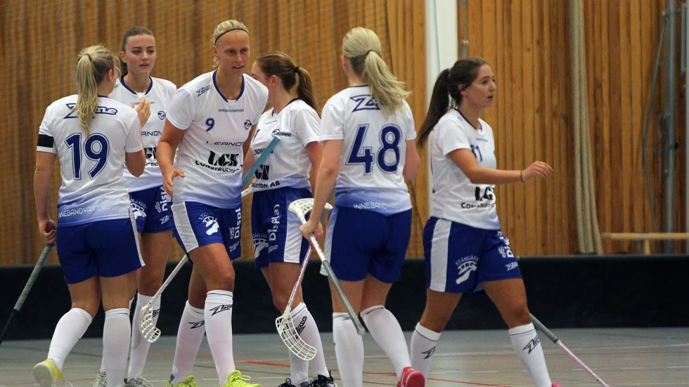 Josefine Nilsson (nr 9) är tillbaka i IBF och gjorde mål mot Mälardalen.