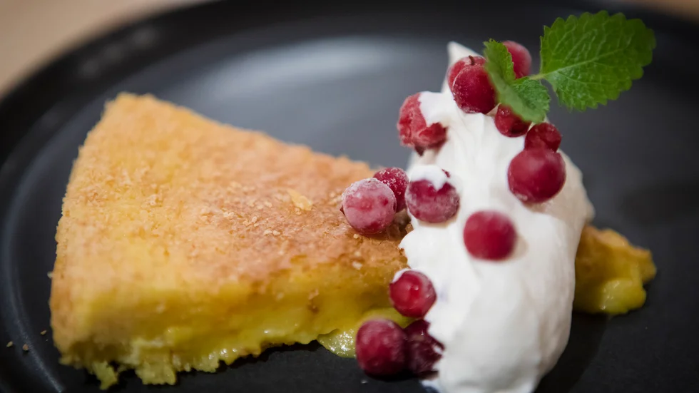 Saffranskladdkaka med lingongrädde - mums.