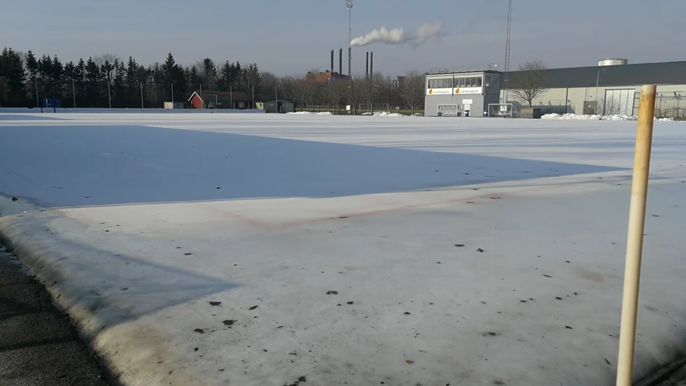 Vaktmästarna kämpar med att hålla isen intakt på Stångebros bandybana. 