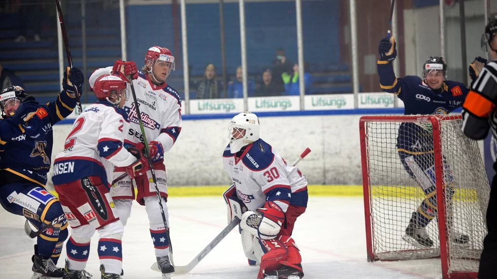 Visby Romas nyförvärv Ryker Leer (till vänster) och Teemu Huttu jublar efter ett av målen i segermatchen mot Huddinge.