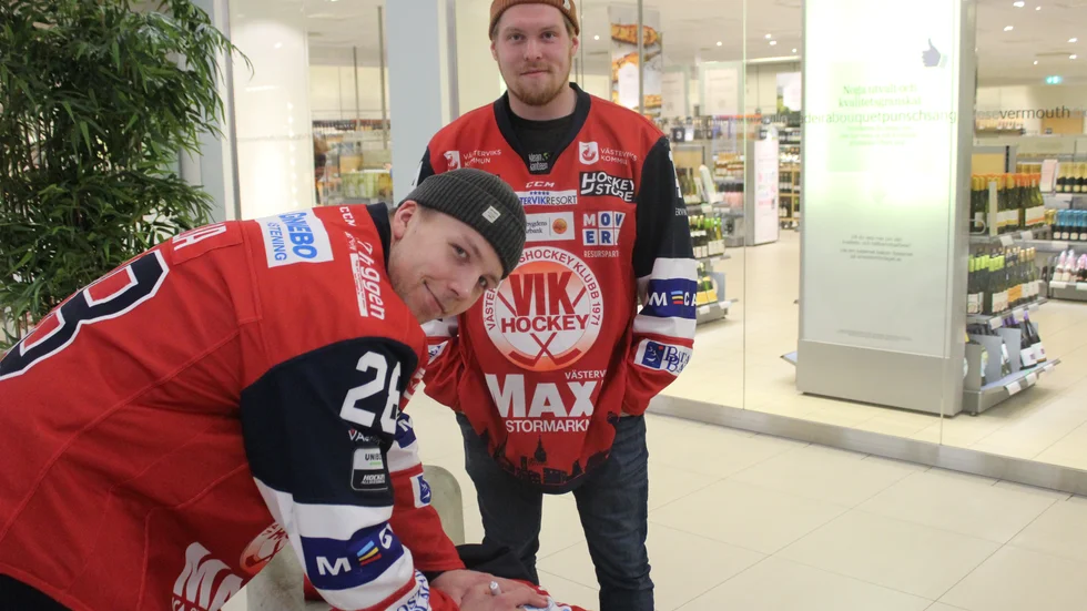 Inför enkronasmatchen var VIK-spelarna och träffade supportrarna. Emil Alba och Erik Gustafsson fick skriva sina autografer på en supporters matchtröja.