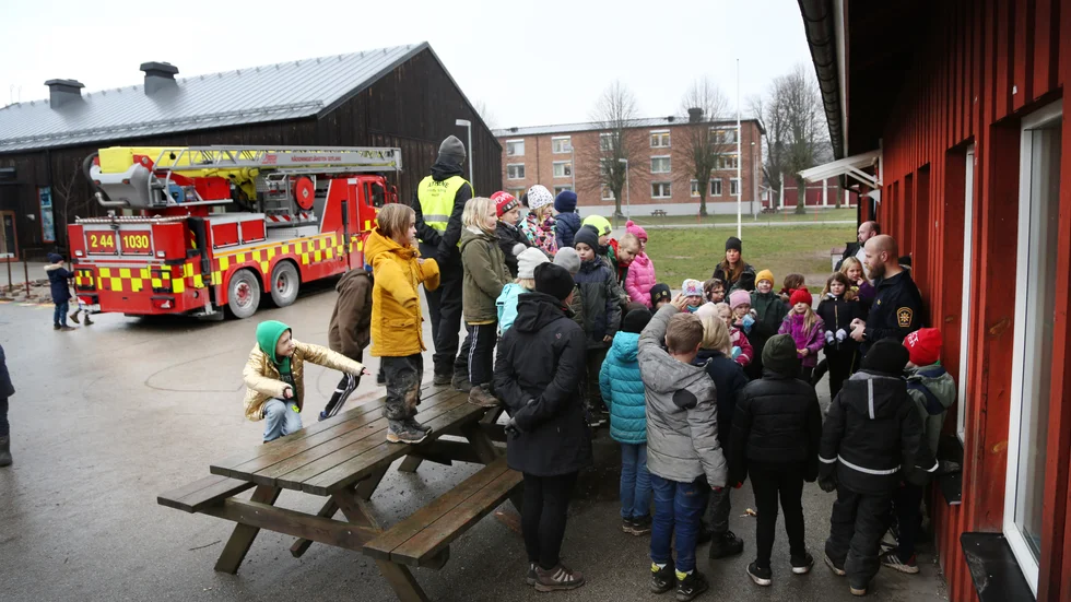 Brandmannen Henrik Fredén backade in stegbilen på skolgården och berättade för lågstadiebarnen hur det är att arbeta på räddningstjänsten.