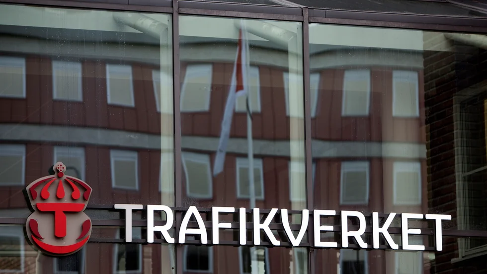 Trafikverkets entreprenör håller på att röja väg 72 där ett träd fallit ned över vägbanan.