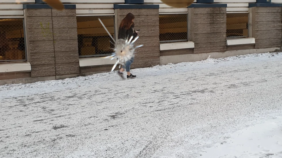 De två skotten mot den stora fönsterrutan avlossades från Skomakargatan, troligtvis någon gång under natten mot fredagen.