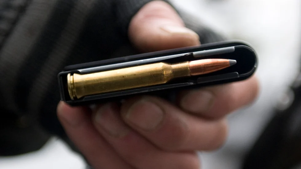 Med de falska jägarbevisen kunde köparna i förlängningen ansöka om vapenlicens och köpa vapen.