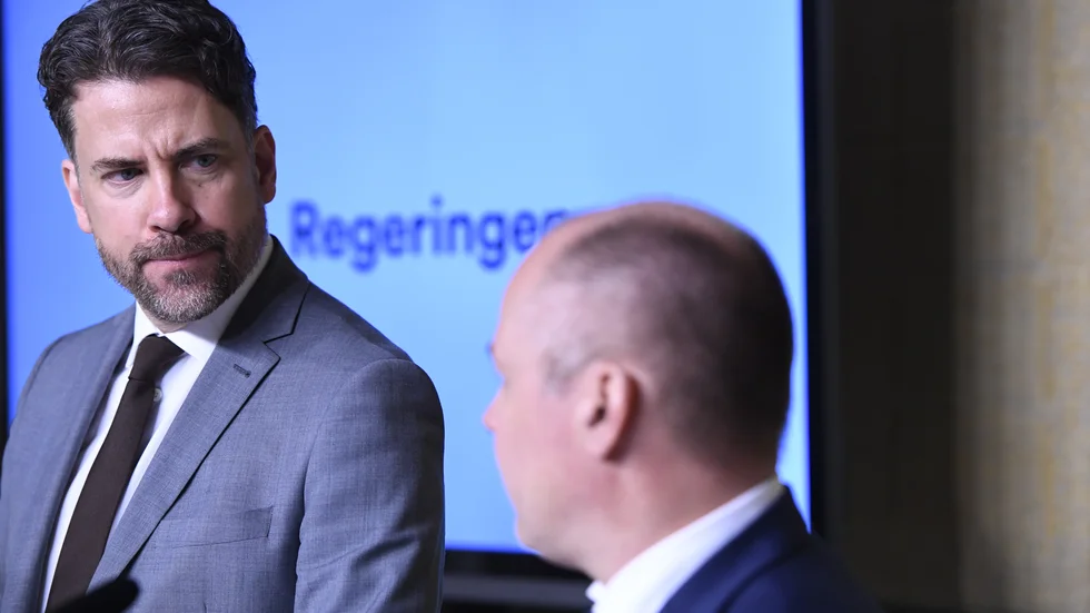 Migrationsverkets generaldirektör Mikael Ribbenvik uppmanar regeringen, på bilden justitieminister Morgan Johansson, att ändra i utlänningslagen. Det är en av flera lagändringar som behövs i kampen mot samhällshotande extremism.