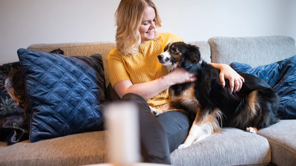 Felicia Ringblom och hunden Leyla gosar ofta i soffan. 