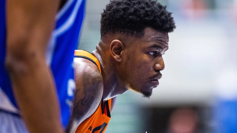 Gerry Blakes flyttar till Frankrike och spel med mittenlaget Strasbourg.