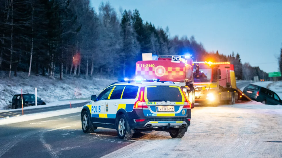 SMHI går på söndagskvällen ut med en klass 1-varning om plötslig ishalka efter att regnet börjat falla på kalla vägar.