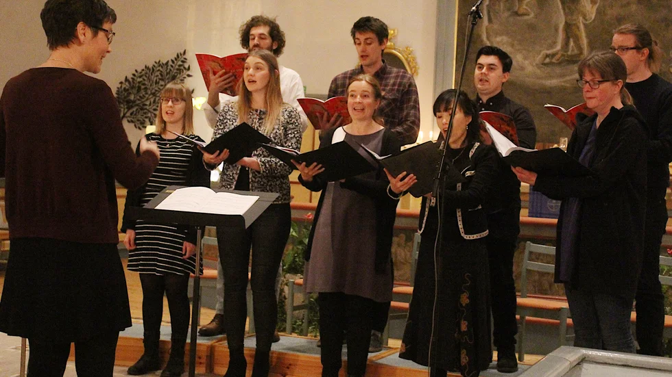 Blivande kantorn Annelie Pettersson, till vänster, ordnade en kyrkokonsert på hemmaplan tillsammans med sina studiekamrater på Oskarshamns folkhögskola.