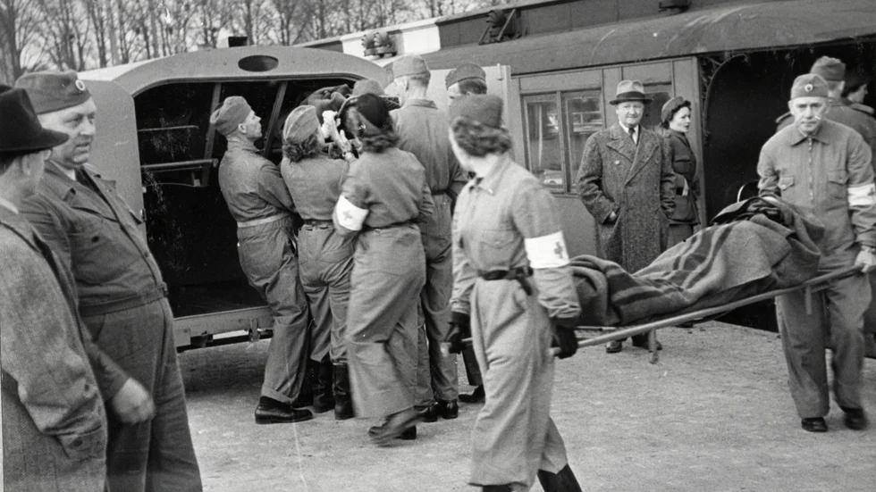Bilden är tagen våren 1945 vid stationen i Norrköping, när överlevande från förintelseläger i Nazityskland fördes till Sverige för vård, mat och ett hopp om en ny framtid. Historien och bilderna är en del av utställningen "Medlöperi och motstånd" på Stadsmuseet.