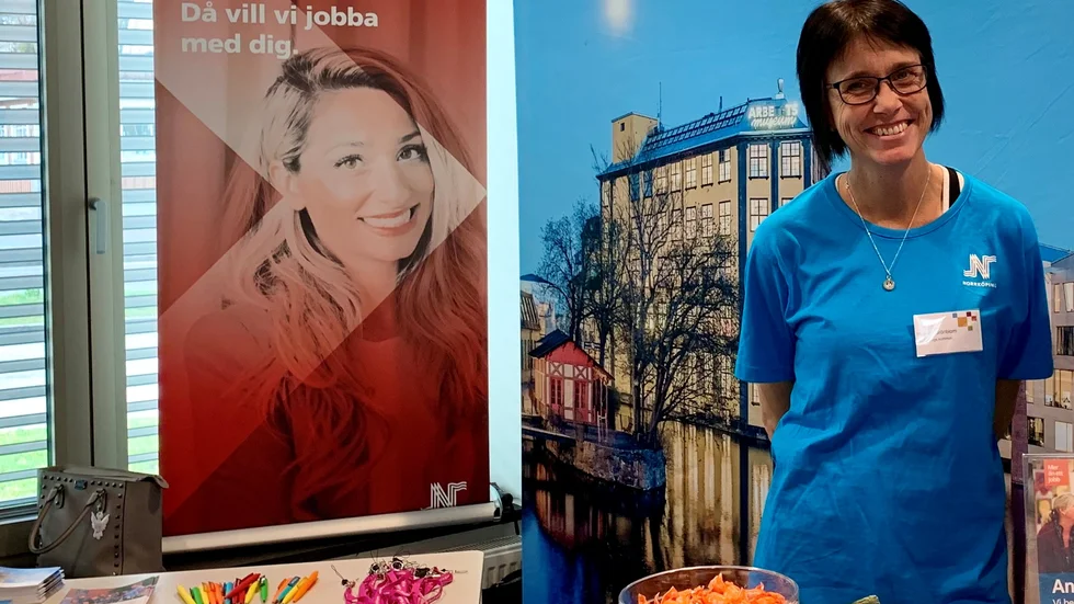 Yrkesambassadör Pernilla Grönblom är ute på skolor och mässor för att locka sommarjobbare och framtida kollegor inom vård och omsorgen.
