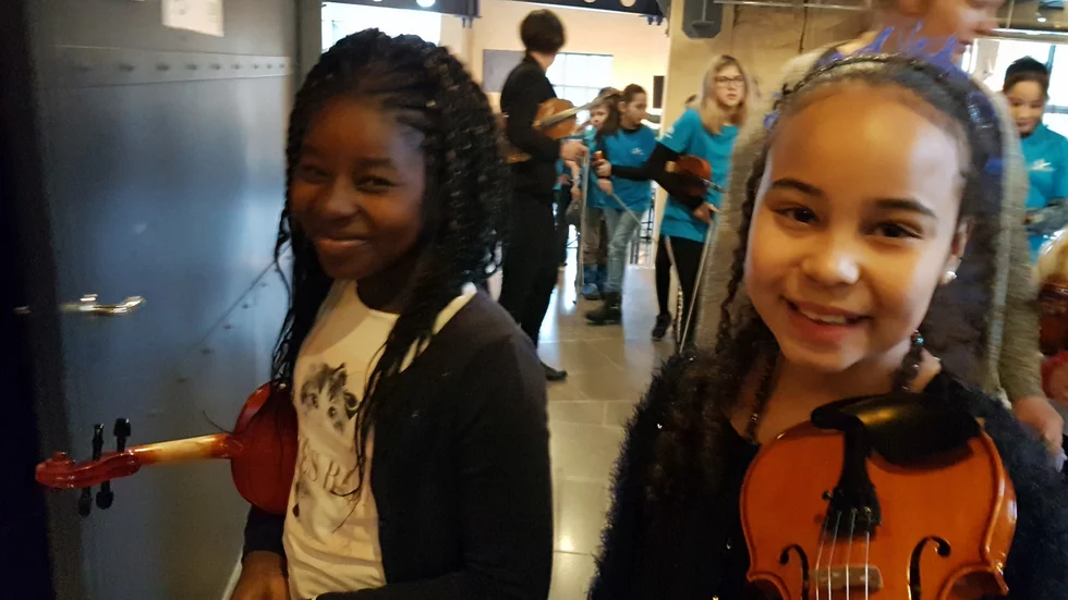 Lowissa och Victoria var pirriga innan konserten. 