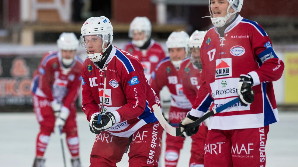 Simon Viklund (nummer 10) stod för osannolika 6 mål i söndagens segermatch. (Arkivbild)