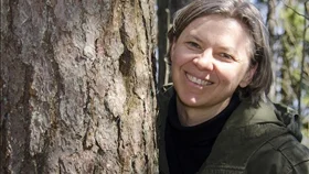 Den finlandssvenska poeten Eva-Stina Byggmästar har i sina många diktsamlingar envisats med att skildra glädje och till och med himlastormande lycka. Hennes senaste diktsamling går dock mer i moll.