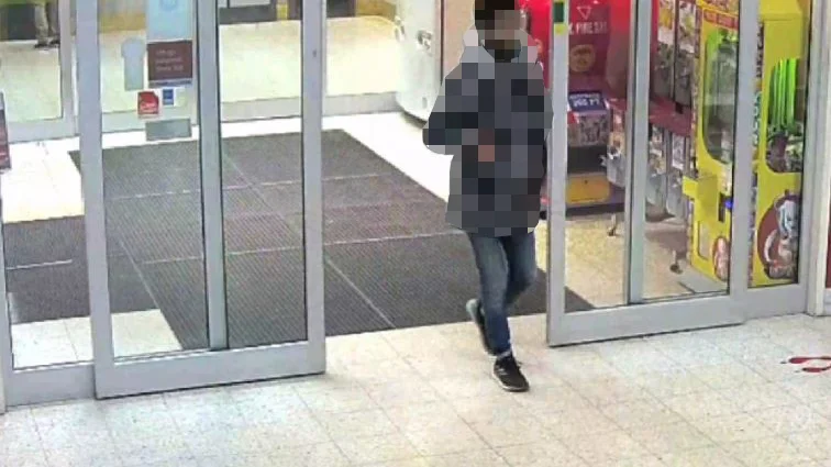 Bilder från en övervakningskamera visar den misstänkte "krämmannen" och ingår i åklagarens bevisning mot honom.