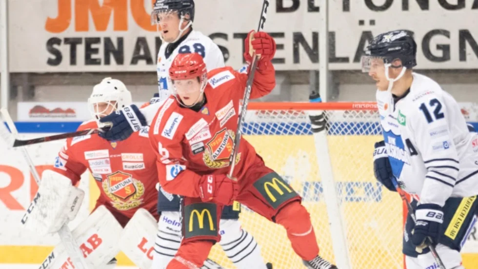 Almtunas unge back Filip Hasa blev Almtunas första målskytt. Här är han i en närkamp i premiärmatchen mot Karlskoga, även där blev det Almtunaförlust. 