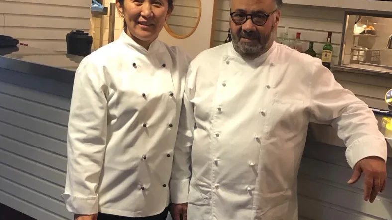 Paret Peter och Jagga öppnar ny restaurang vid Silvertorget i Stadsängarna tillsammans med den erfarne krögaren Naili. Restaurangen satsar på  hälsosam asiatisk mat. 