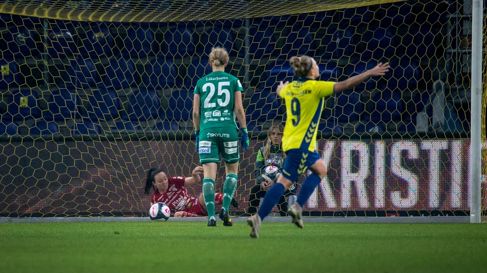 June Pedersen var nära att rädda bollen efter att den passerat Cajsa Andersson men nådde inte riktigt fram.