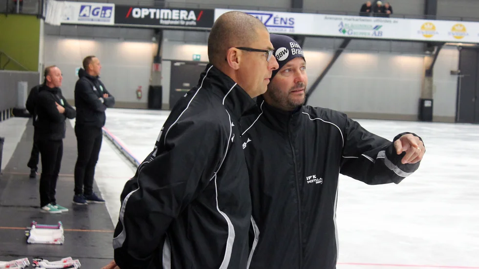 IFK Motalas coacher Björn Beckne och Mattias Sjöholm diskuterar spelet under första halvlek. IFK förlorade med 0-6 mot västerås.
