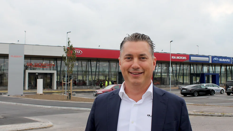 Bilbörsens ägare, Max Hansson, är fylld av förväntningar inför måndagens öppning i Mörtlösa där man slagit upp en 6 000 kvadratmeter stor bilhall.