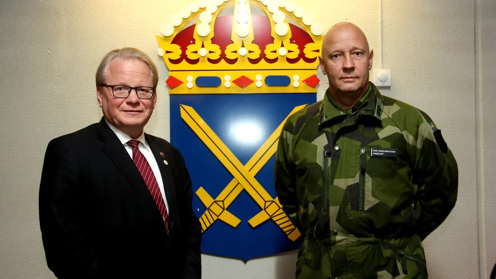 Försvarsminister Peter Hultqvist och arméchef Karl Engelbrektson hade ett samtal om bland annat utbildningen av värnpliktiga.