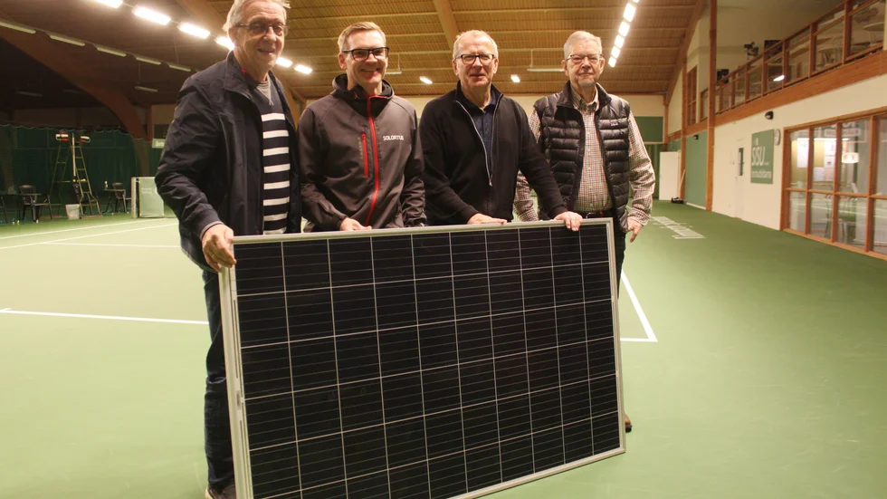 Snart är alla solcellspaneler på plats på tennishallens tak. Fr v Bengt Westrin, VTK, Tobias Gustavsson, från företaget Solortus som levererat anläggningen, Ulf Berg och Jan Jonsson, VTK.