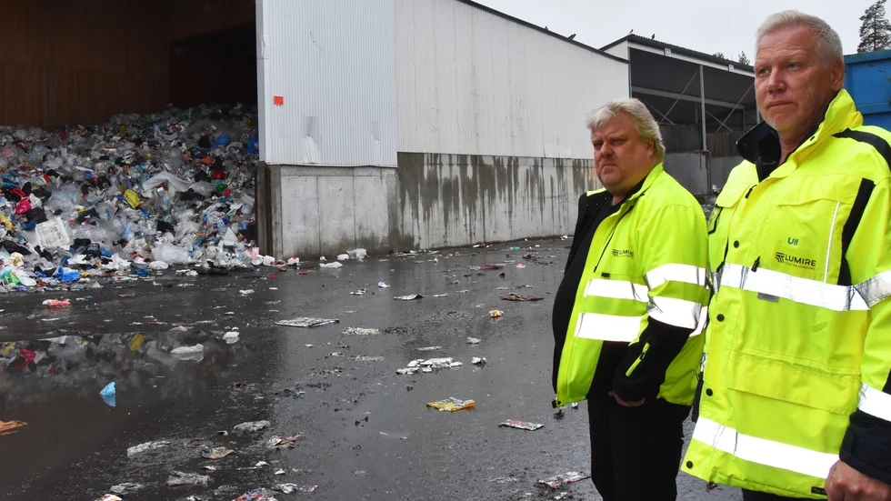 Drygt en veckas insamlad plast från Luleå och återvinningsstationer i länet. En liknande anläggning finns i Piteå. 14 000 ton samlas in varje år enligt Mikael Henriksson och Ulf Almqvist, produktionsledare respektive affärsområdeschef vid Lumire.