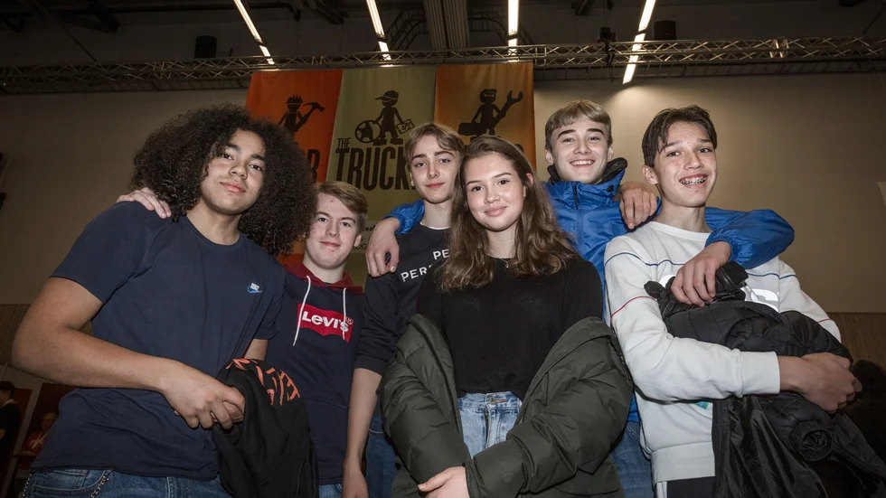 Adrian Beliser Sierpe, Johan Djerf, Lots Hansson Koch, Julia Lundstedt, Jonatan Molin Wessberg och Jens Lindahl är på jakt efter skolor med bra schema, bra mat och god stämning.