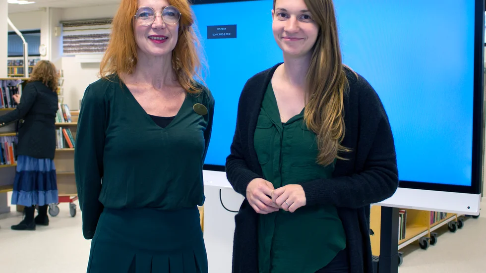 Bibliotekschef Ulla Solsmo och Digidel-lotsen Ellinor Persson på biblioteket i Vingåker.