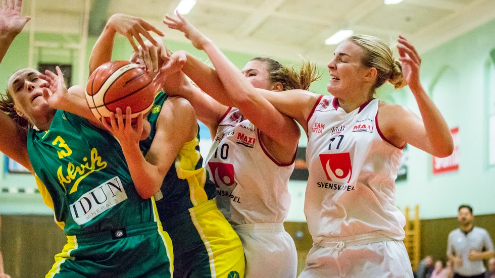 Jonna Raflund (till höger) i matchen mot Eos.