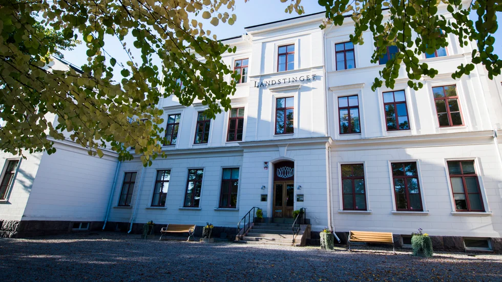 Region Sörmland håller på att minska sin personal som jobbar med administration. Än är det oklart hur länge anställningsstoppet kommer att pågå. 