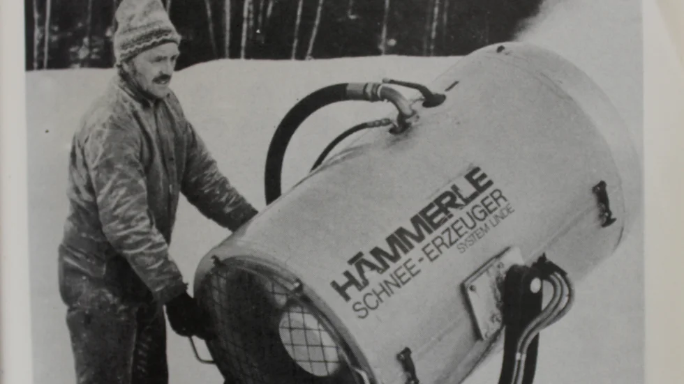Bo Harrysson jobbar vid snökanonen i Kolstadbacken. En vanlig syn när det begav sig.