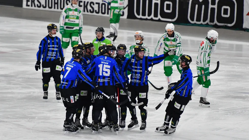 Siriusjubel efter ett av de sju målen mot Västerås SK i ABB Arena i fredags.