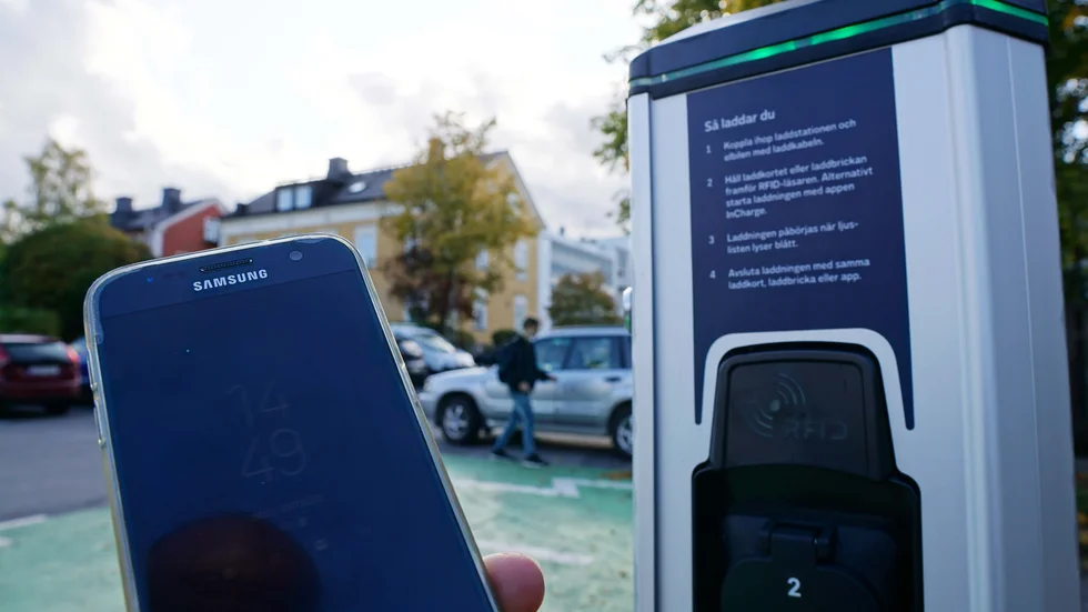 Mobiltelefoner och elbilar behöver jordartsmetaller. I dag har Kina en väldigt stor del av marknaden.