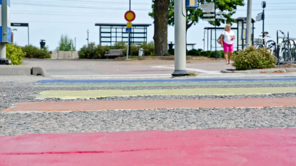 Övergångsstället vid stationen i Gnesta har i år och förra året målats i regnbågens färger, inför Gnesta pride.