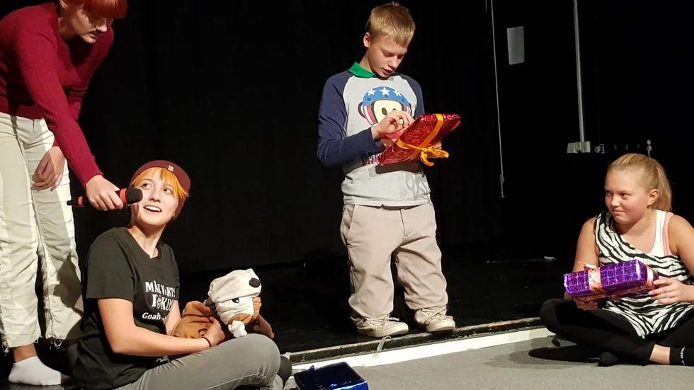 Teatergruppen Christinarevyn lockade till skratt när de körde Sven Melanders klassiker om krig och fred och om vad barnen önskar sig mest av allt.