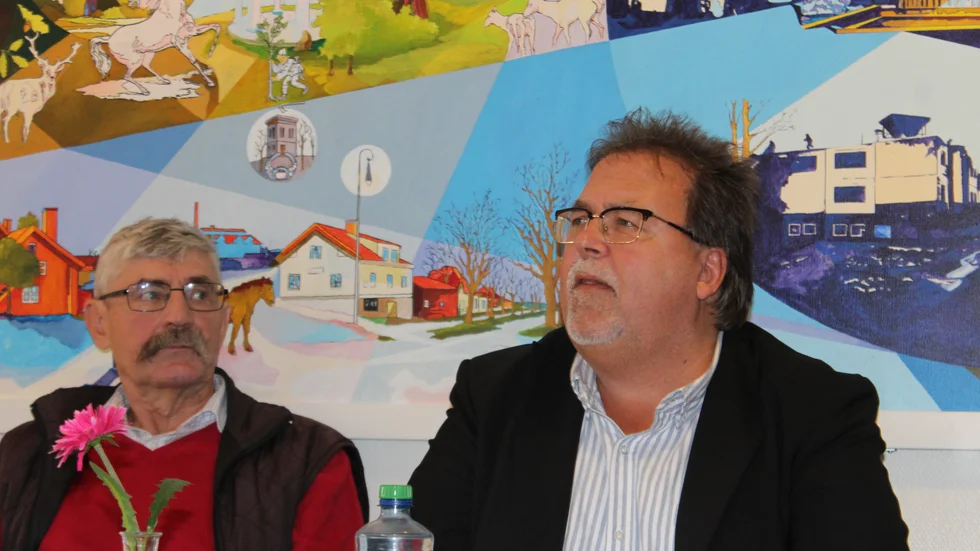 Suttit på samma stol. Lars Rasch som varit kommunalråd för gamla Kopparpartiet var med och ställde frågor till nuvarande kommunalrådet Thomas Lidberg (S) under cafémöte på Kärnhuset.