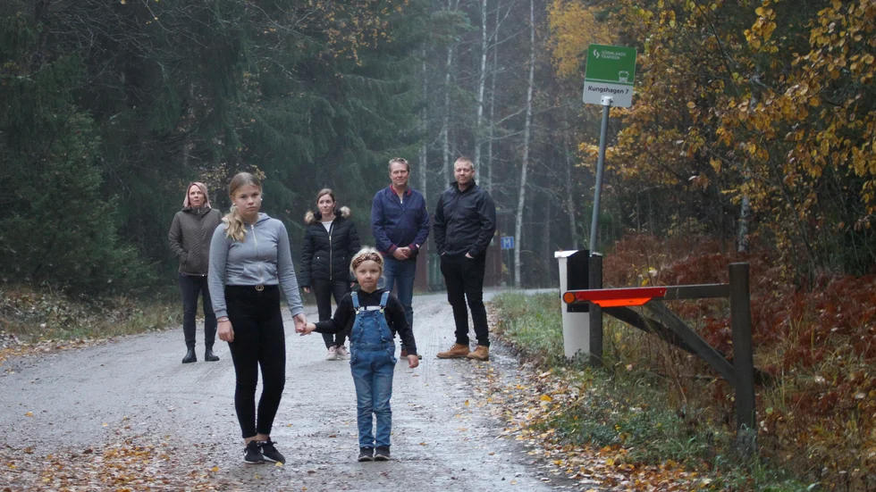 Buss 642 slutar gå till Kungshagen och Marsjön. Kommunens skolskjutsregler utgår från barnens ålder och hur långt de har från hemmet till närmaste busshållplats. 11-åriga Maja Bergfors har inte rätt till skolskjuts med taxi, men det får 5-åriga lillasystern Molly när hon börjar förskoleklass.