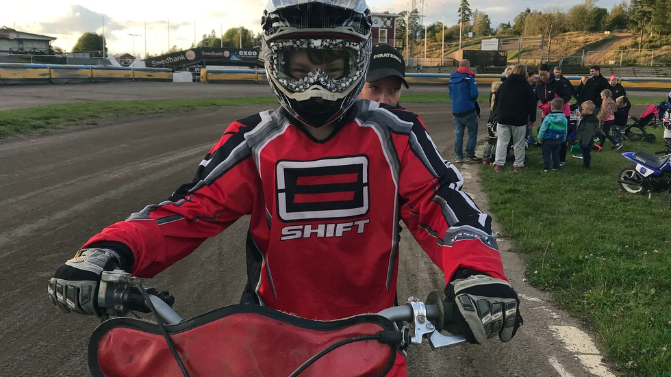 William Berg, tolvåring från Mantorp, är redo för några varv på den inre ovalen på Dunteberget. 17 barn och unga dök upp med föräldrar på Piraternas prova på-kväll.