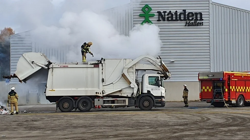 Vid lunchtid fick räddninstjänsten larm om en brand i en sopbil som fanns vid Coop Arena i Luleå. 