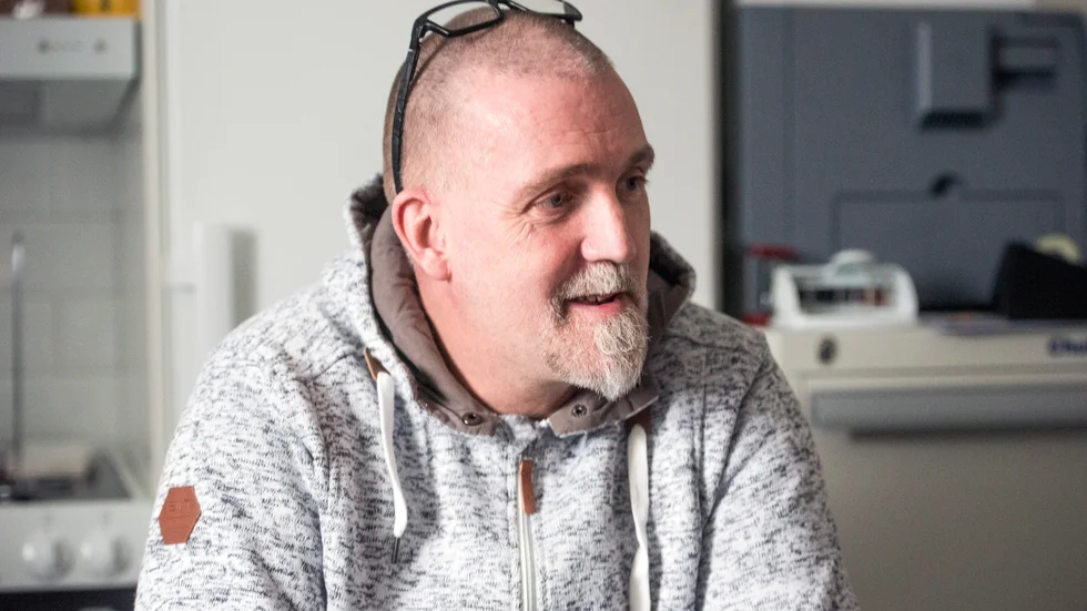 Behandlingsassistent Rågher Godin arbetar med personerna som bor i lågtröskelboendet i Falla. "Vi är på dem om att de ska sluta med droger, men det är inget krav för att bo här", säger han. 