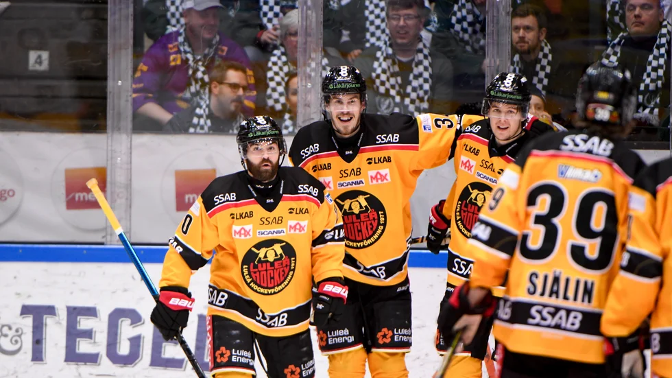 Emil Larsson gjorde säsonges första mål när Luleå Hockey vann borta mot Färjestad.