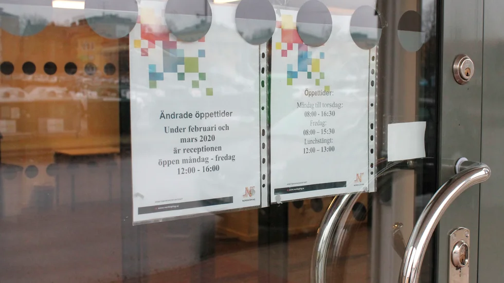 Receptionen för ekonomiskt bistånd kommer under en tid minska ner sina öppettider från hel- till halvdag. Enligt kontoret handlar det om ett test som sedan ska utvärderas.