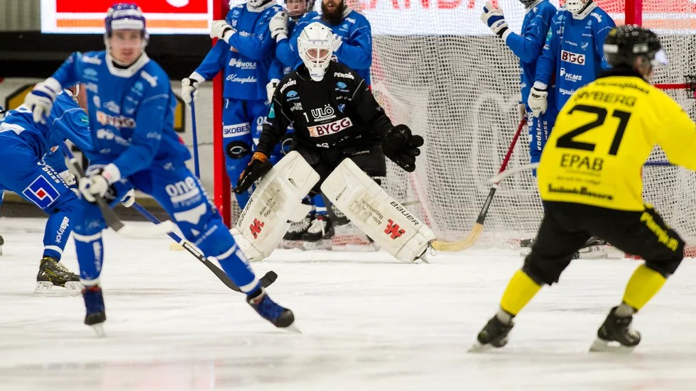 När målvakten Jussi Aaltonen var sjuk fick Hugo Lundquist spela sin första match sedan i september. Hugo gjorde inte bort sig, men kunde inte hindra Vetlanda från att vinna den första åttondelsfinalen mot IFK Motala.