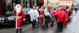 Godmodiga miner på julmarknad trots regnrusk
