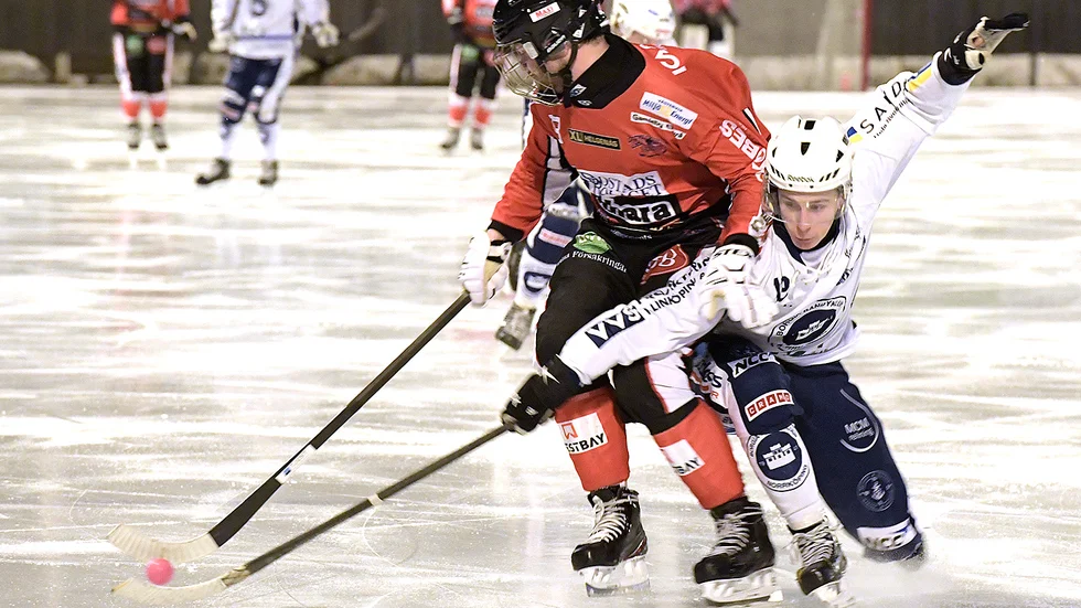 Tjust Bandys Simon Oscarsson för tuff uppvaktning av en Borgiaspelare.