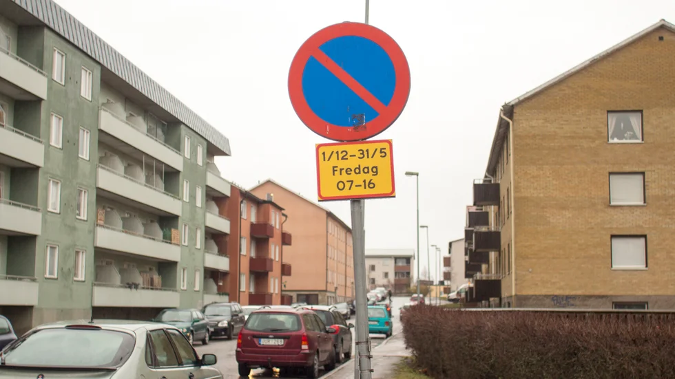 Här på Jägaregatan råder parkeringsförbud på fredagar mellan 07 och 16 fram till sista maj. Något som många bilister missar – eller ignorerar. Resultatet kan bli en bot på 400 kronor.