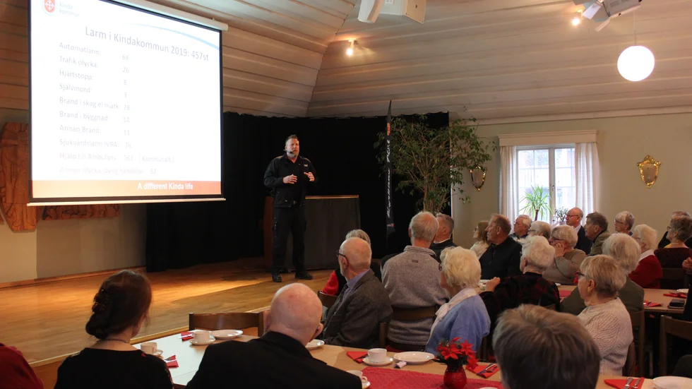 Ulf Jonsson från räddningstjänsten informerade under SPF Kindas möte.